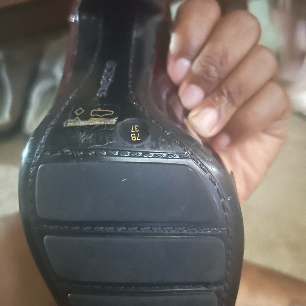 BCG Burgundy patent leather shoe.Gently worn